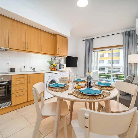 Bright Flat With Pool & Balcony By Hostwise