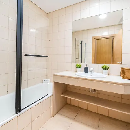 Διαμέρισμα Bright Flat With Pool & Balcony By Hostwise *